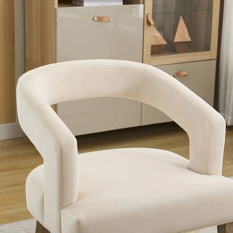 Fauteuil d’appoint rembourré, dossier ouvert et forme tonneau