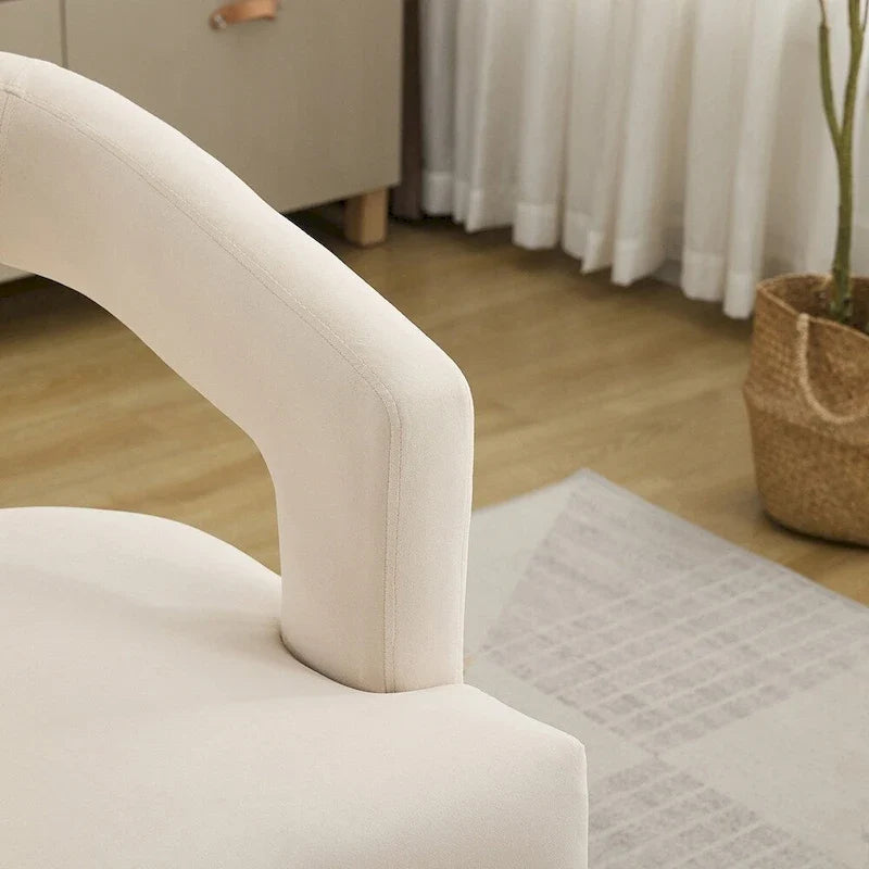 Fauteuil d’appoint rembourré, dossier ouvert et forme tonneau