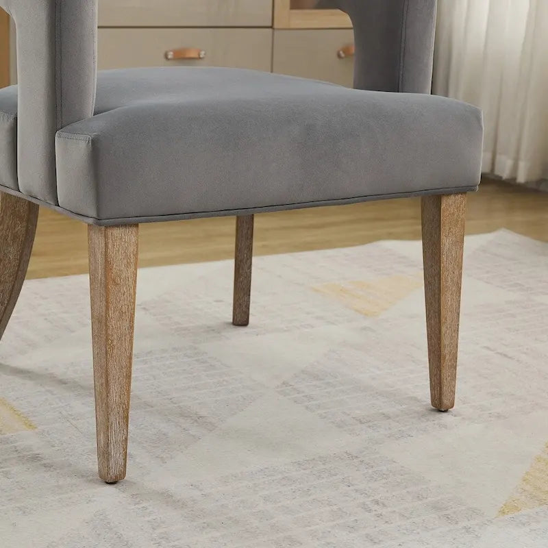Fauteuil d’appoint rembourré, dossier ouvert et forme tonneau