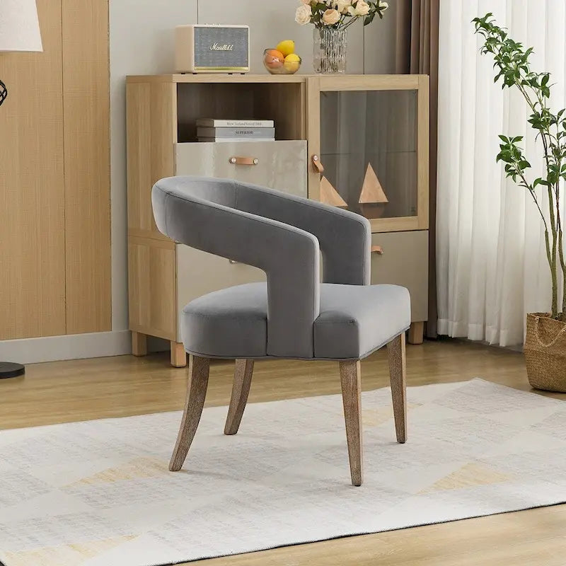 Fauteuil d’appoint rembourré, dossier ouvert et forme tonneau