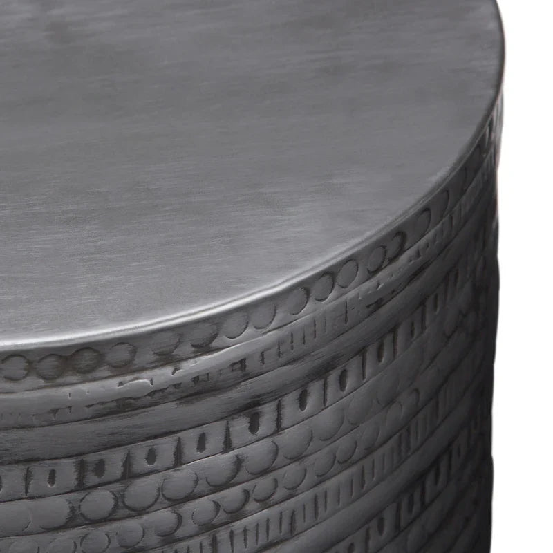 Mesa auxiliar ancha de metal con motivos de tótem tribal