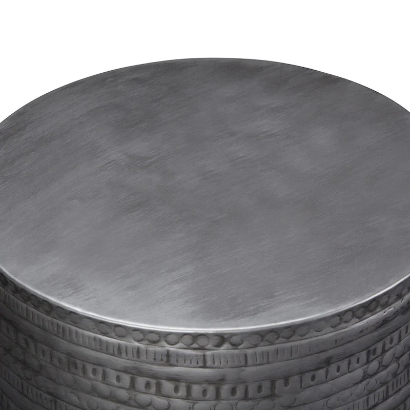 Mesa auxiliar ancha de metal con motivos de tótem tribal