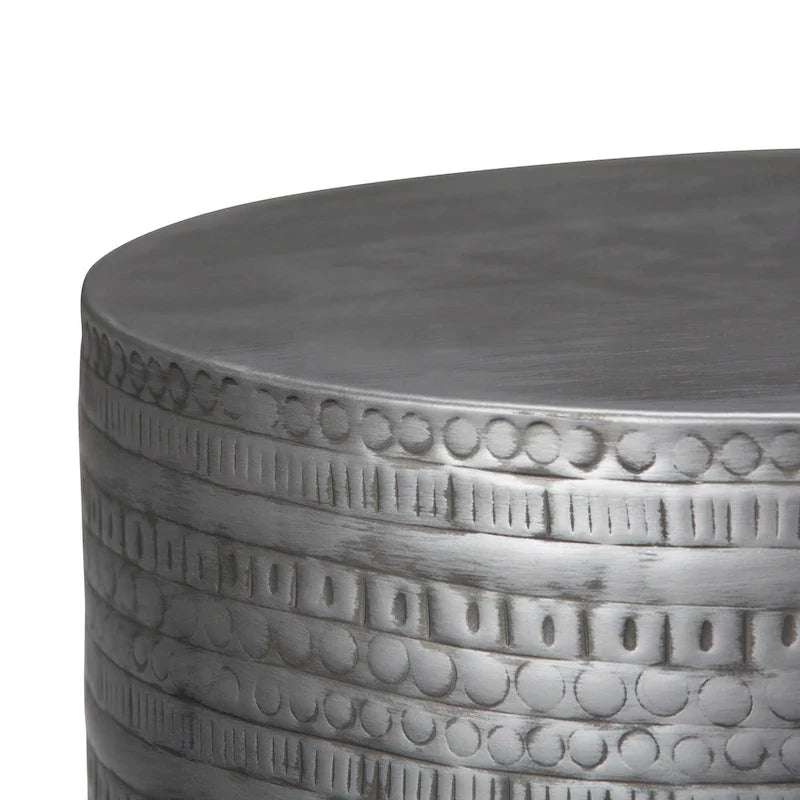 Mesa auxiliar ancha de metal con motivos de tótem tribal