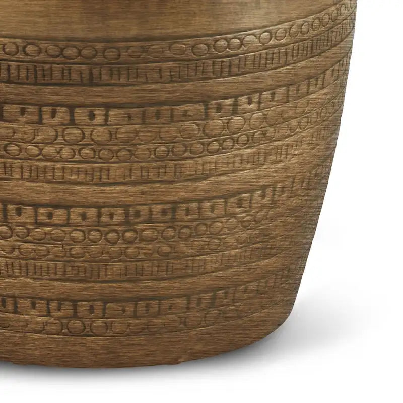 Mesa auxiliar ancha de metal con motivos de tótem tribal