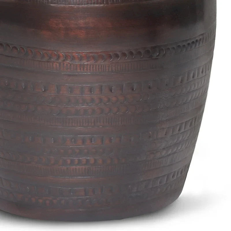 Mesa auxiliar ancha de metal con motivos de tótem tribal