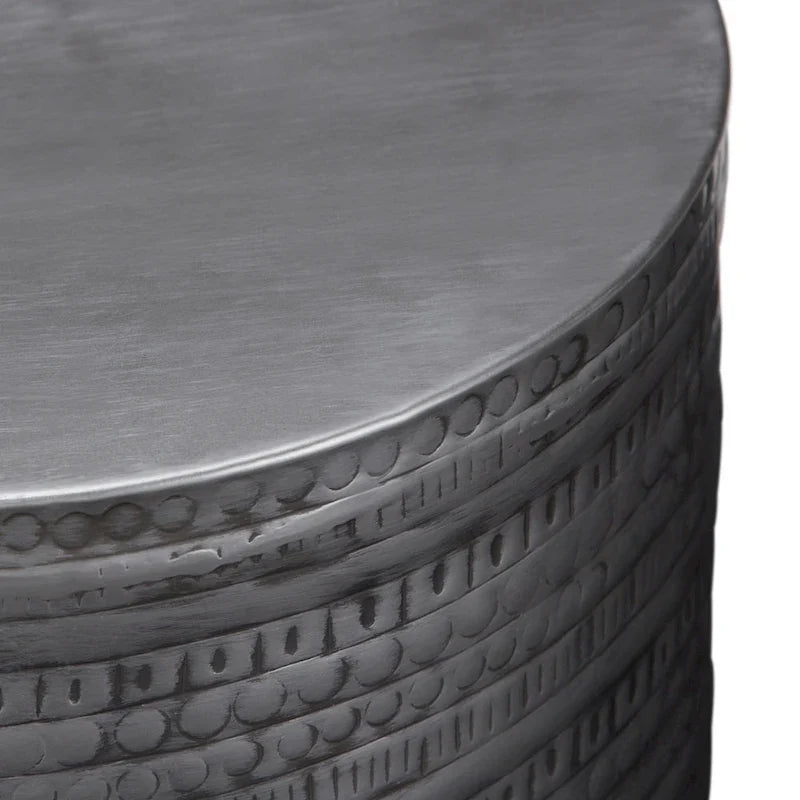 Mesa auxiliar ancha de metal con motivos de tótem tribal