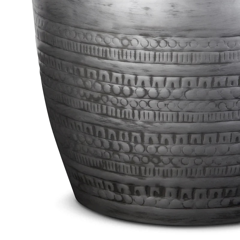 Mesa auxiliar ancha de metal con motivos de tótem tribal