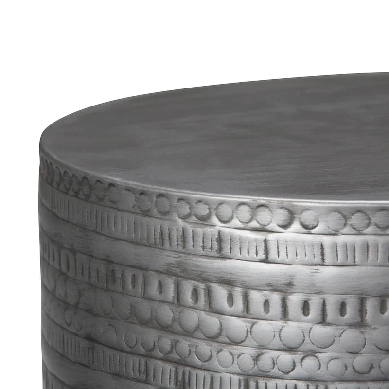 Mesa auxiliar ancha de metal con motivos de tótem tribal