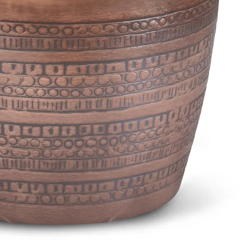 Mesa auxiliar ancha de metal con motivos de tótem tribal