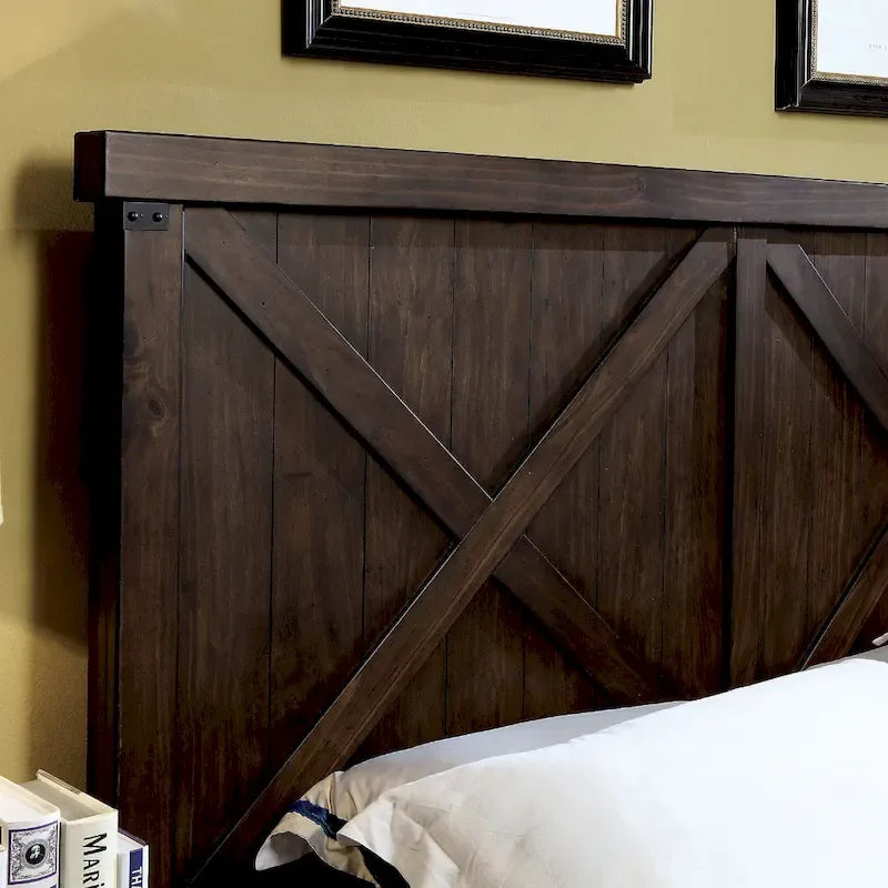 Cama de nogal oscuro de estilo rústico