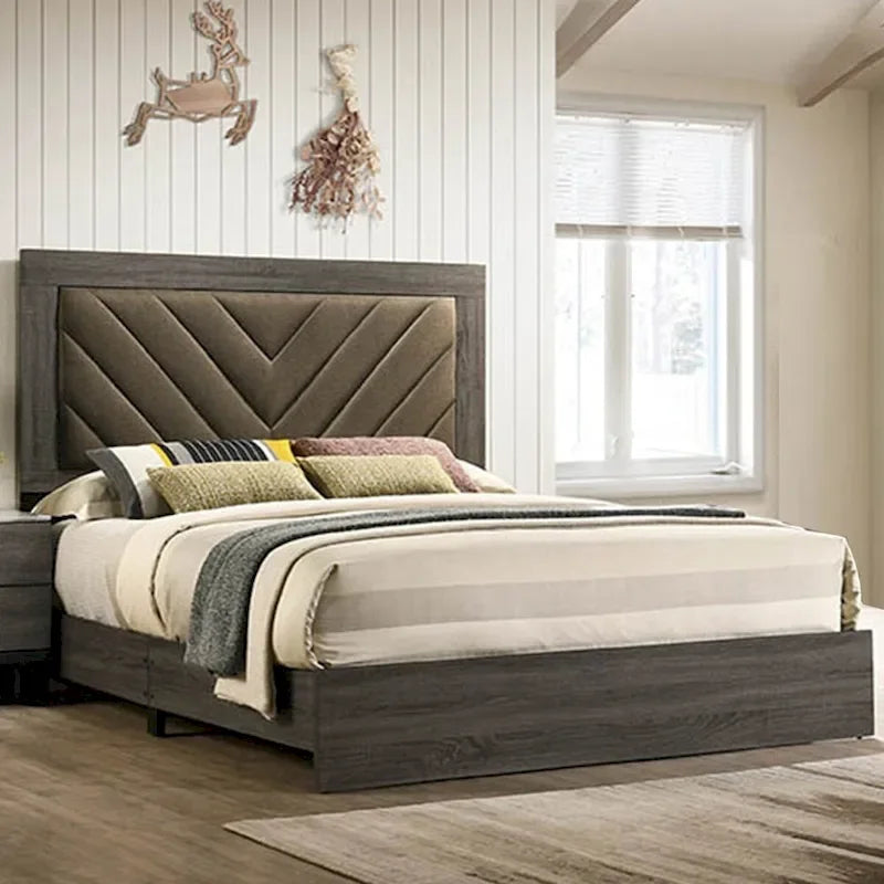 La cama tamaño king tiene un cabecero alto tapizado.