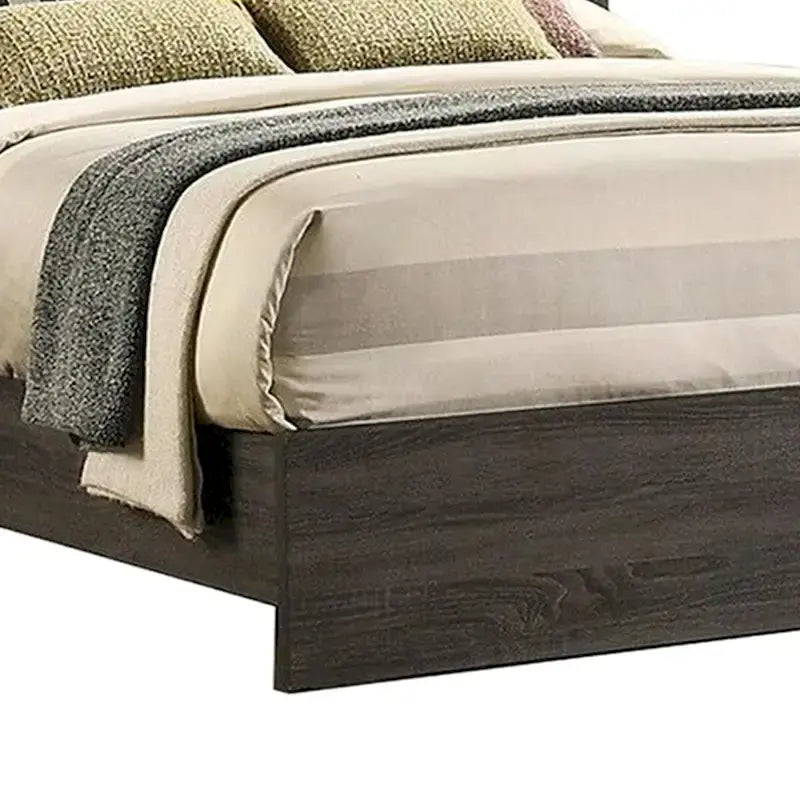 La cama tamaño king tiene un cabecero alto tapizado.
