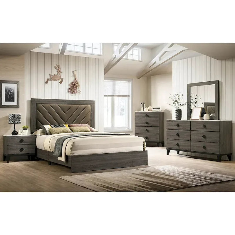 La cama tamaño king tiene un cabecero alto tapizado.