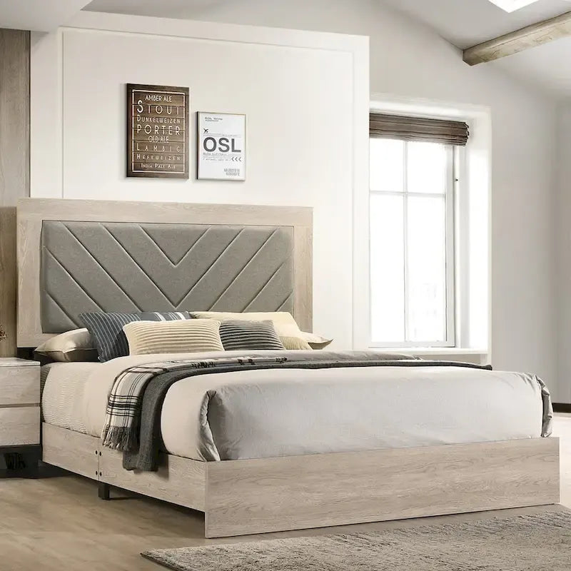 Das King-Bett hat ein hohes, gepolstertes Kopfteil.