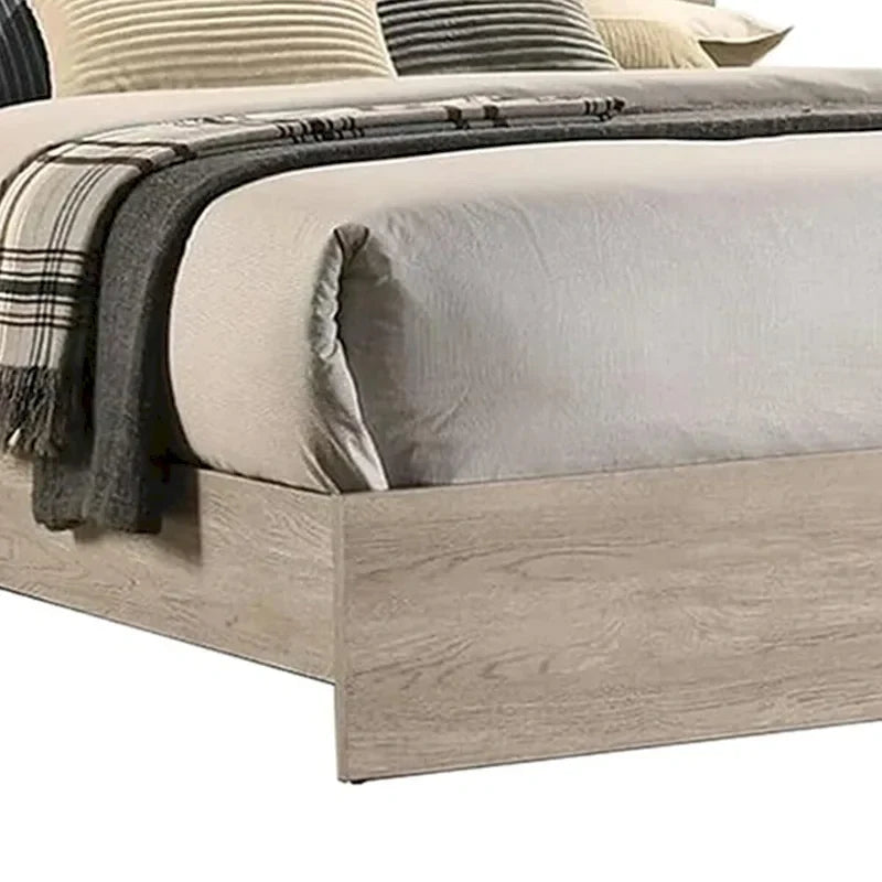Das King-Bett hat ein hohes, gepolstertes Kopfteil.