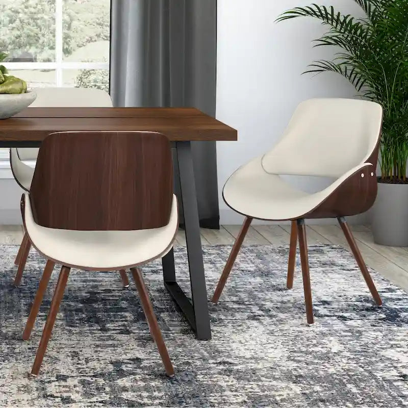 Dieser Esszimmerstuhl aus cremefarbenem Kunstleder und gebogenem Holz