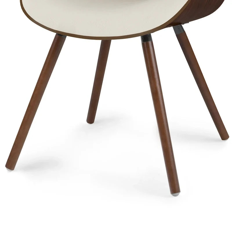 Dieser Esszimmerstuhl aus cremefarbenem Kunstleder und gebogenem Holz